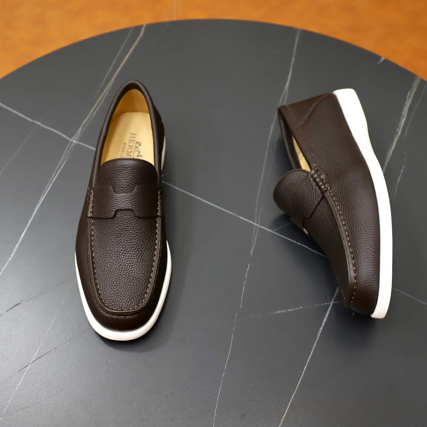Ex-factory price: 560💰Hermès/Hermès slip-on men's shoes. This shoe is made of imported pebbled cowhide. It has simple and smooth lines and is combined with aerodynamically designed 3CM rubber foam ultra-light soles! Youthful and fashionable, classic H-shaped hardware buckle decoration, calf lining gently wraps the feet, with logo cowhide feet, casual and urban style, highlighting youthful vitality, sports and leisure version, super versatile, code number: 38-39-40-41-42-43-44 standard leather shoe size (45 can be customized but does not support returns)